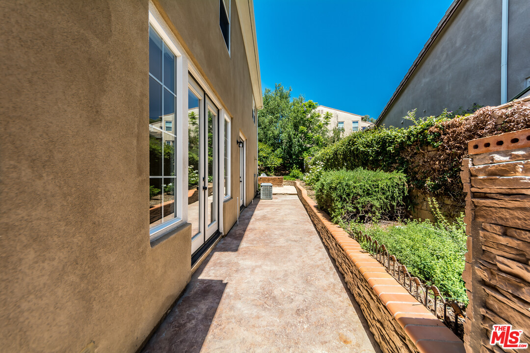 149 Laurel Ridge Drive Simi Valley, CA 93065 - Photo 30 of 53 a view of a pathway both side of a house