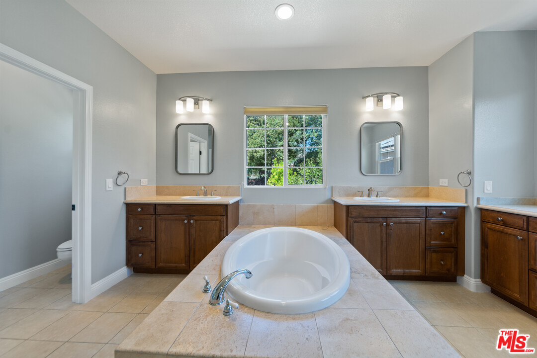149 Laurel Ridge Drive Simi Valley, CA 93065 - Photo 37 of 53 a spacious bathroom with a bathtub sink and mirror
