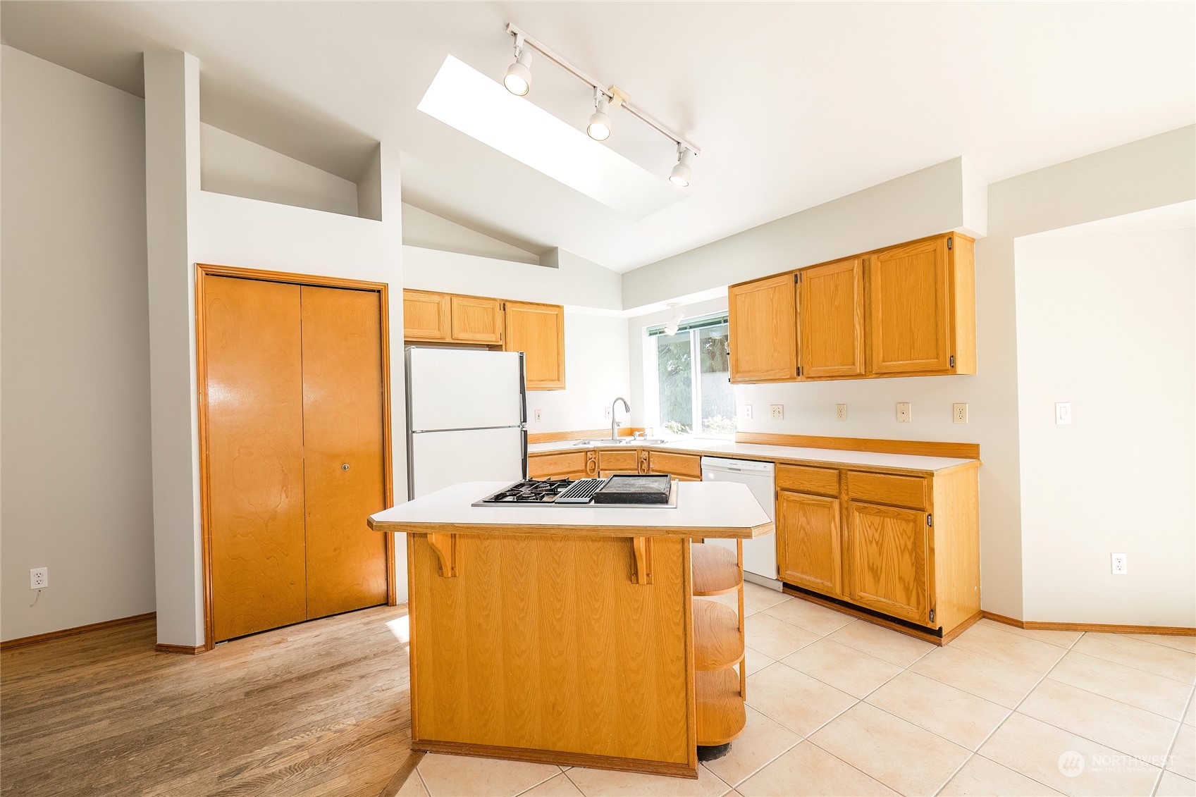 7306 East Collins Road Port Orchard, WA 98366 - Photo 9 of 38 Gallery Image 9