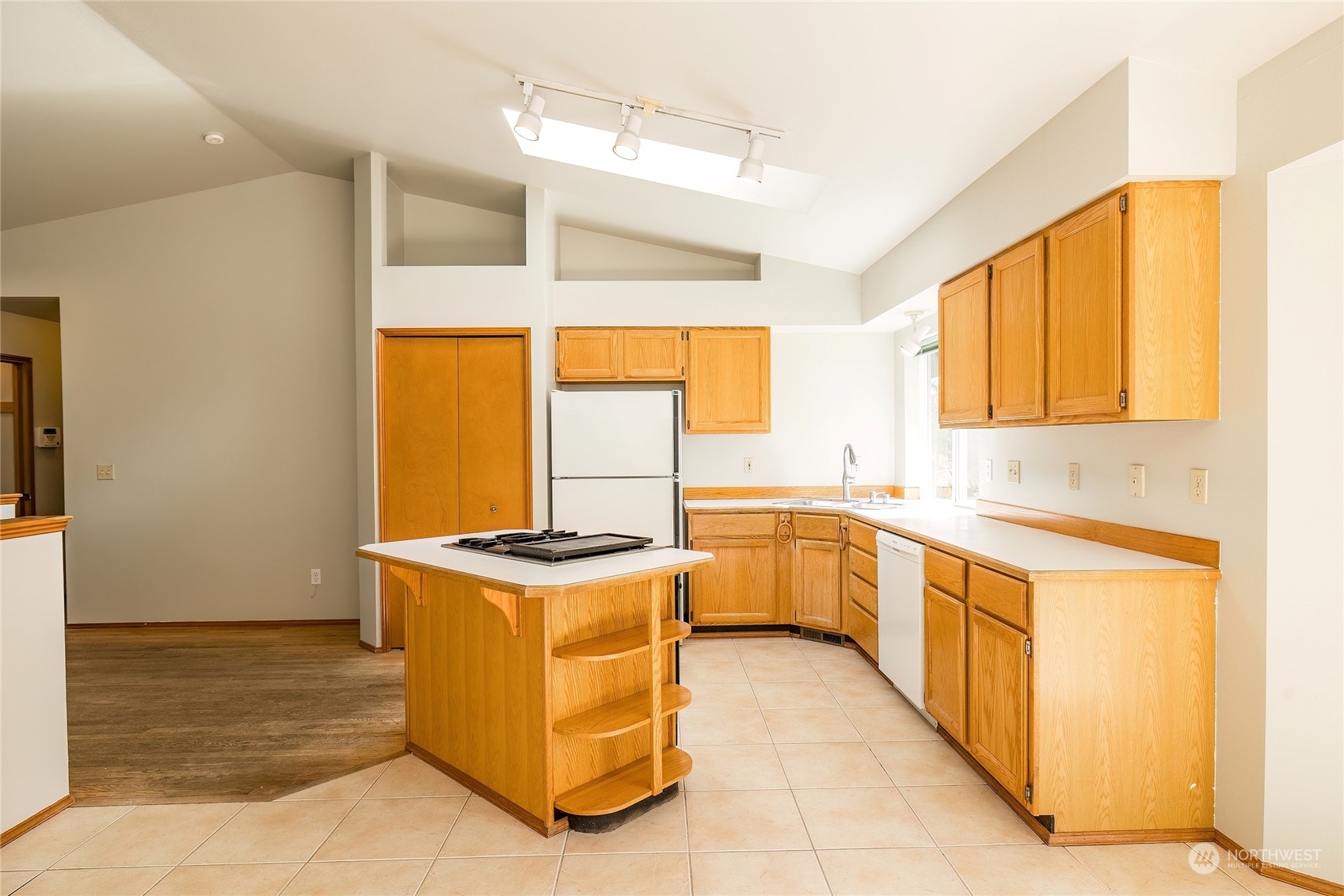 7306 East Collins Road Port Orchard, WA 98366 - Photo 10 of 38 Gallery Image 10