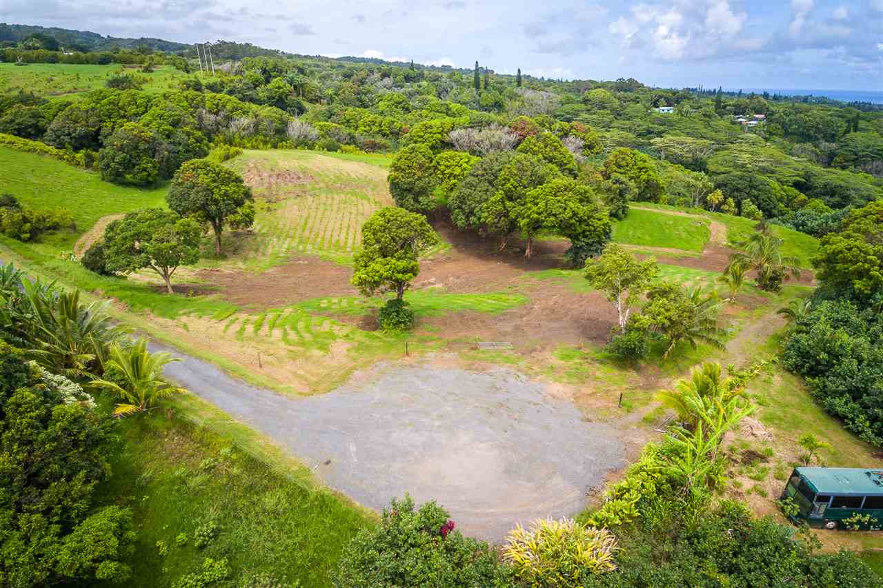363 Hanauana Road, Unit 2 Haiku, HI 96708 - Photo 15 of 23 a view of a yard with a house