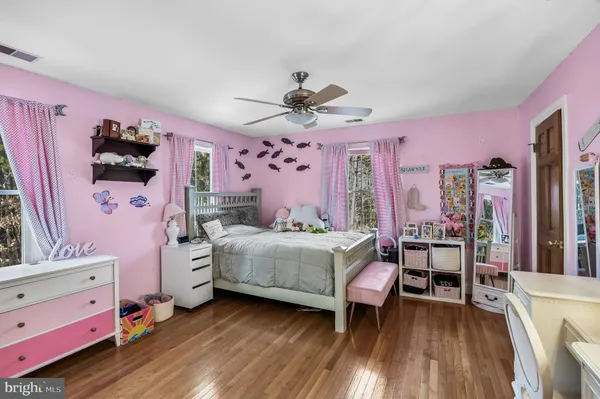 a en suite bathroom with a double vanity sink and a mirror