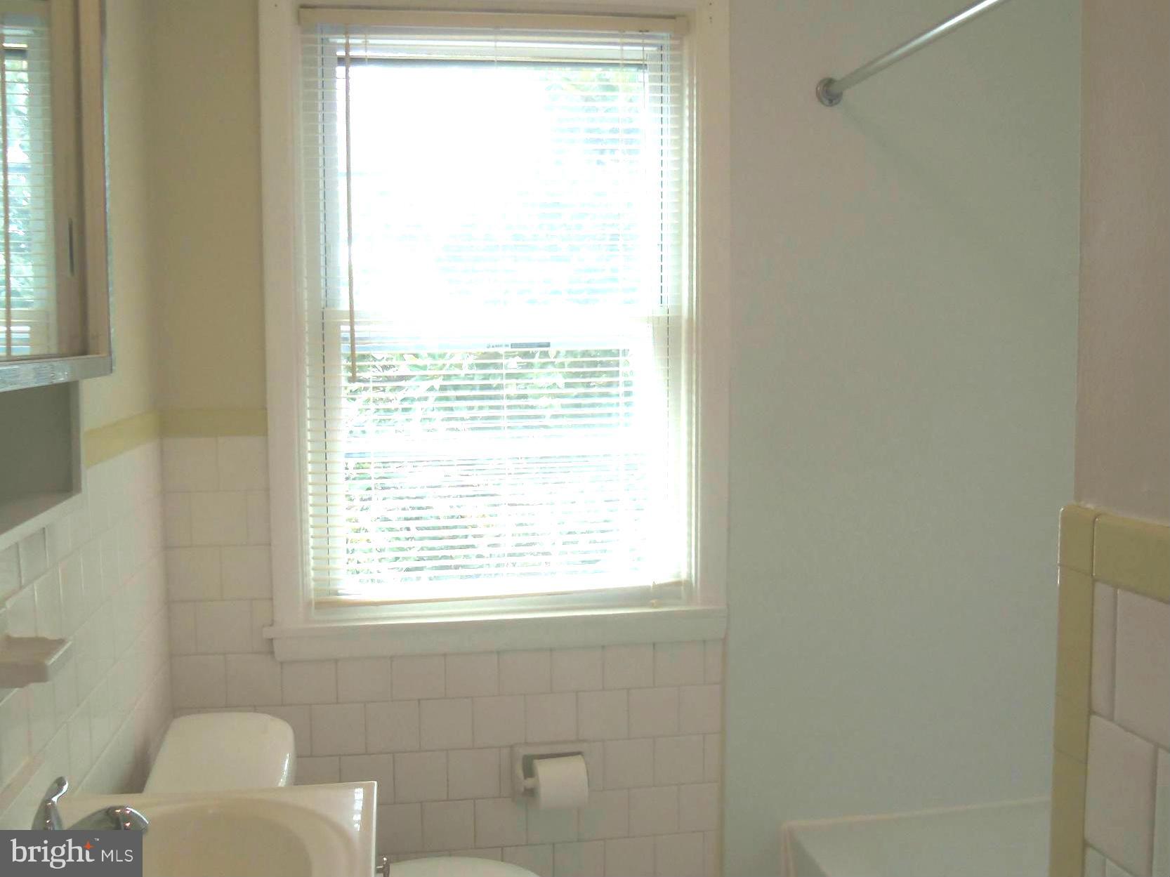 6211 Marlora Road Baltimore, MD 21239 - Photo 12 of 16 Bath
