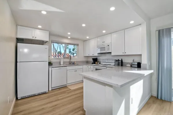 $4,300 | 6675 Paseo Del Norte, Unit B, Carlsbad, CA 92011