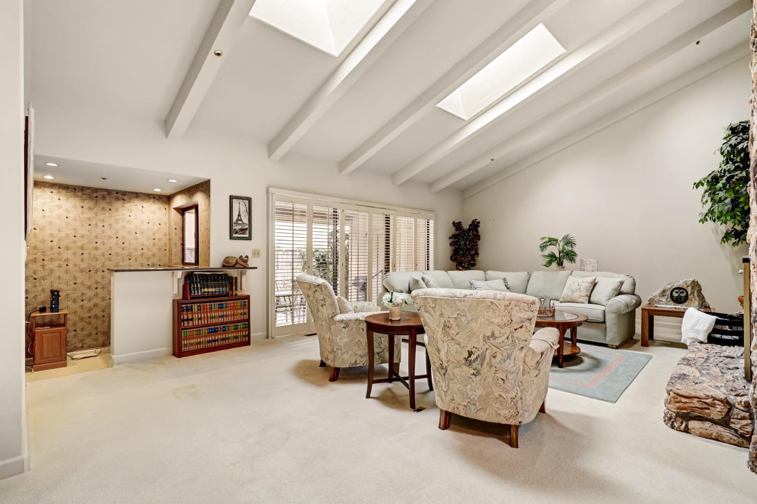 2812 Lacy Lane Sacramento, CA 95821 - Photo 5 of 76 View of living room with wet bar and access to covered patio