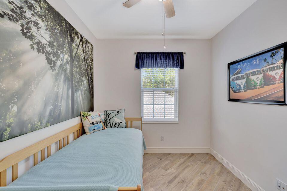 180 Freeport Drive Jupiter, FL 33458 - Photo 30 of 58 a living room with furniture and a window