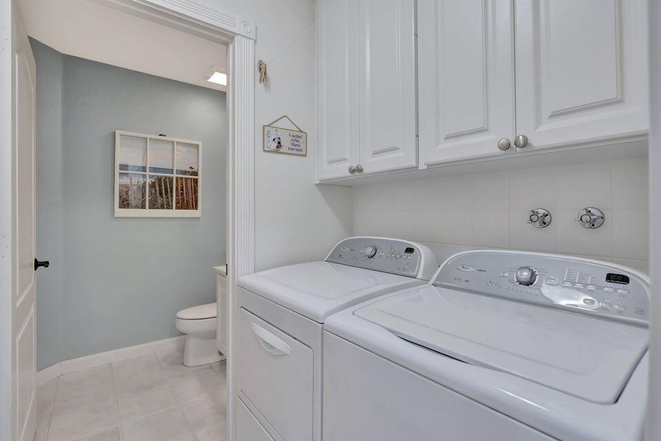 180 Freeport Drive Jupiter, FL 33458 - Photo 43 of 58 a utility room with dryer and washer