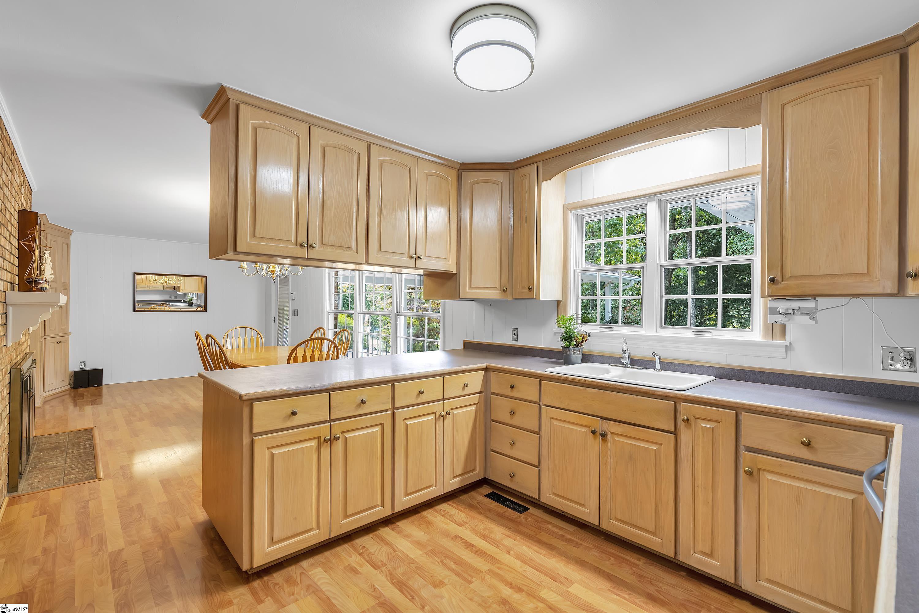 8 Rockmont Road Greenville, SC 29615 - Photo 5 of 34 Gallery Image 5