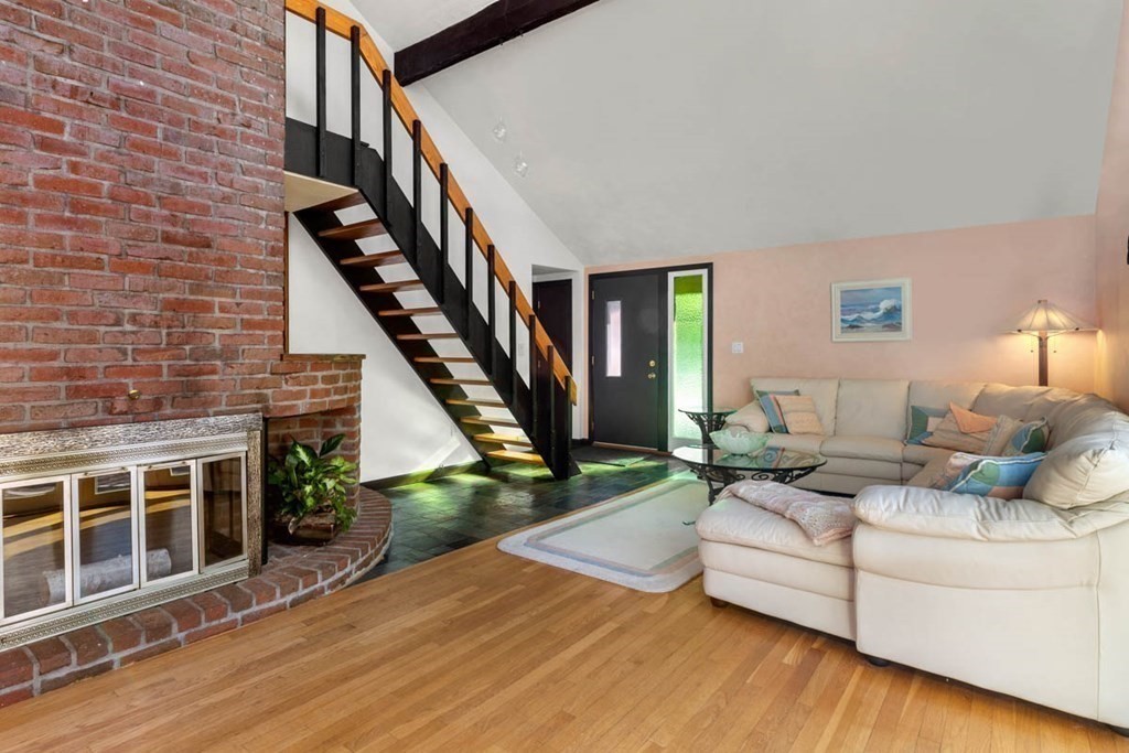 4 Hanford Road Stoneham, MA 02180 - Photo 8 of 38 Gallery Image 8