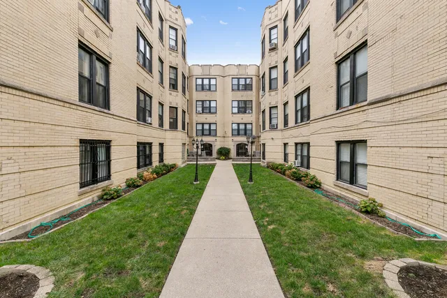 $2,100 | 3633 West Dickens Avenue, Unit 3A, Chicago, IL 60647