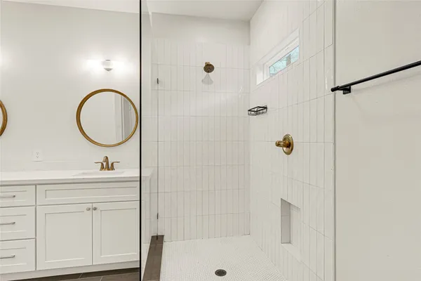 $2,300 | 1405 East 33rd Street, Unit A, Houston, TX 77022