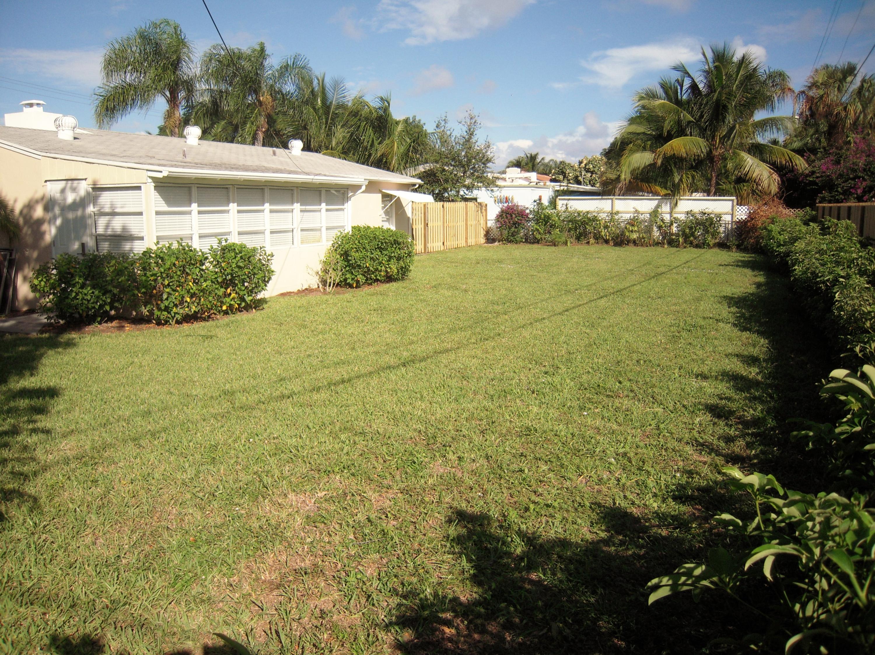 386 Gregory Road West Palm Beach, FL 33405 - Photo 19 of 21 386 Gregory Back yard 003