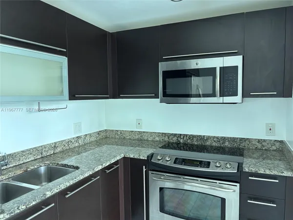 $4,200 | 950 Brickell Bay Drive, Unit 2007, Miami, FL 33131
