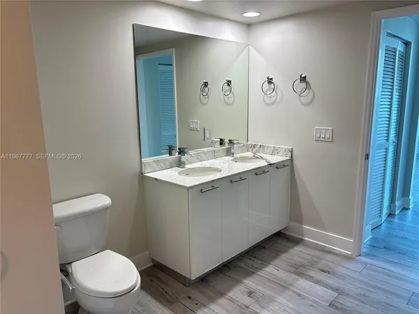 $4,200 | 950 Brickell Bay Drive, Unit 2007, Miami, FL 33131