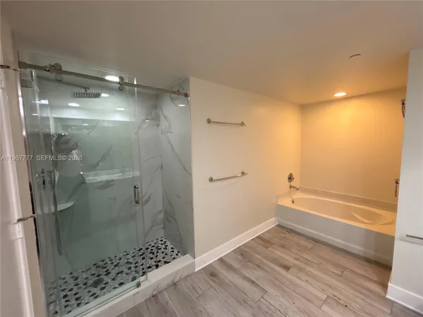 $4,200 | 950 Brickell Bay Drive, Unit 2007, Miami, FL 33131