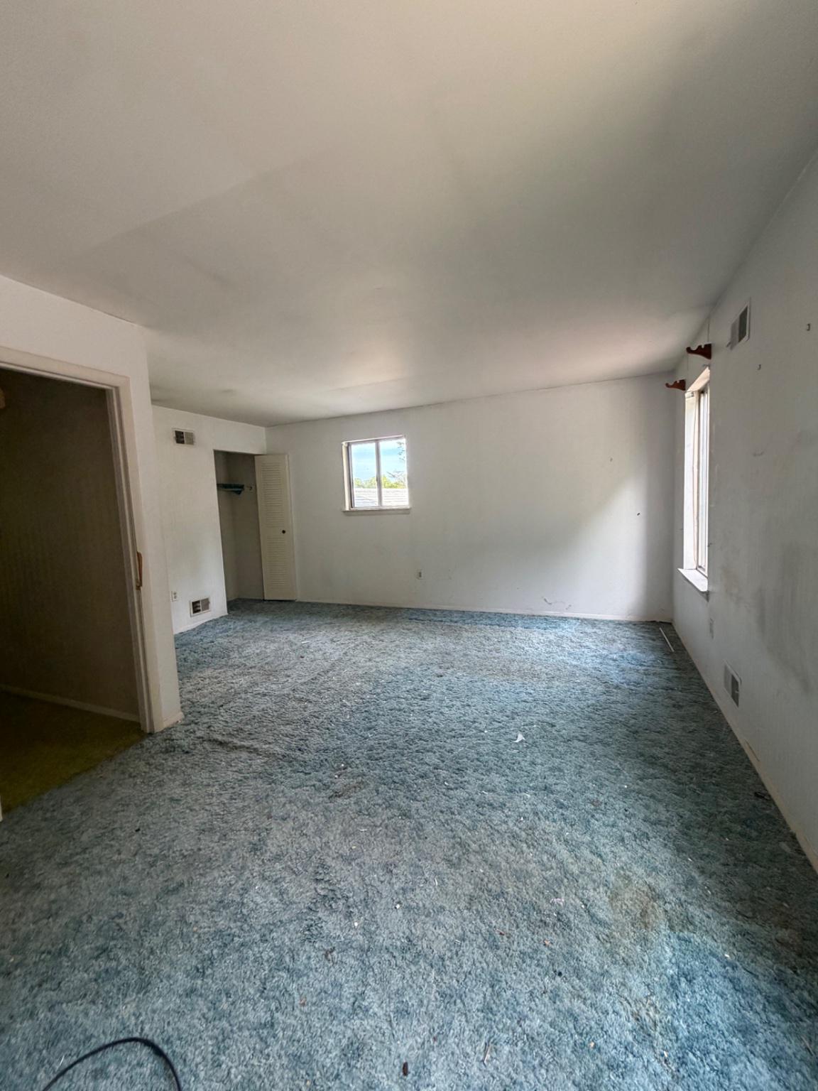 913 Windmill Lane Silver Spring, MD 20905 - Photo 5 of 19 Spacious room with natural light.