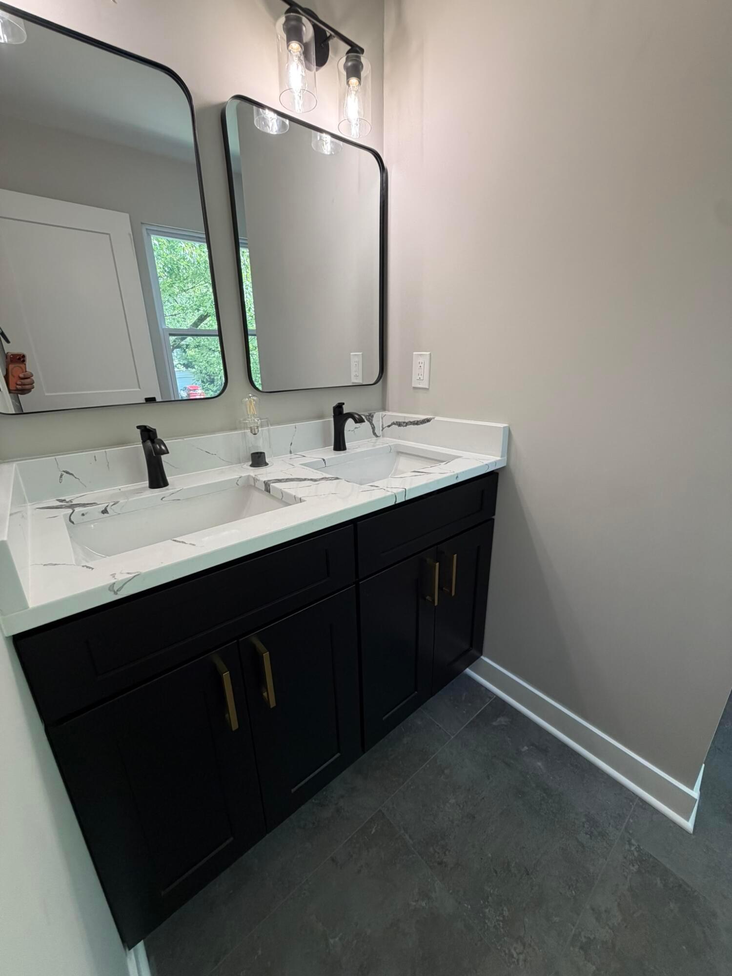 957 Old Farm Road Columbus, OH 43213 - Photo 22 of 35 Primary Bathroom