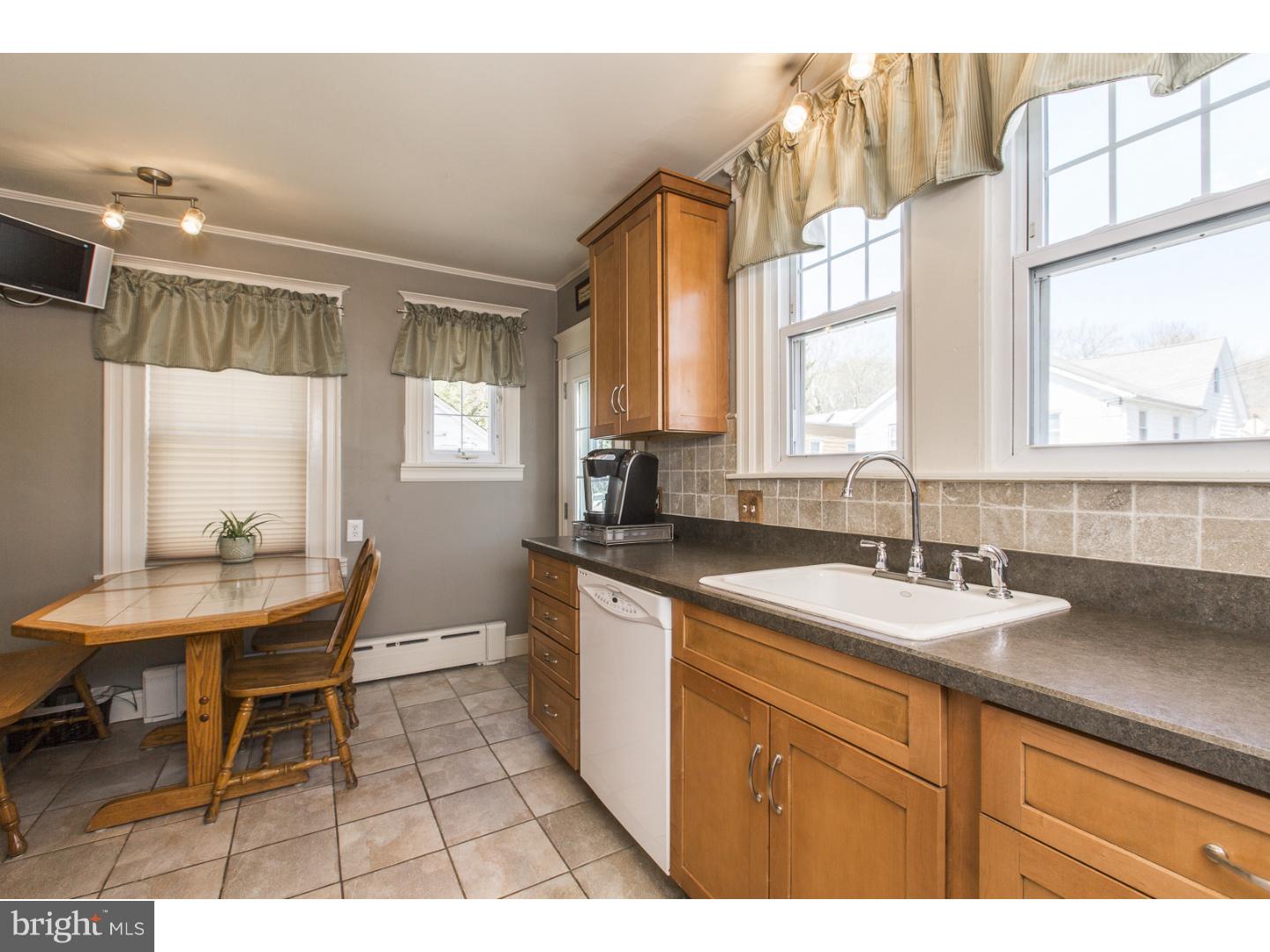 33 Congress Avenue Springfield, PA 19064 - Photo 11 of 25 Kitchen