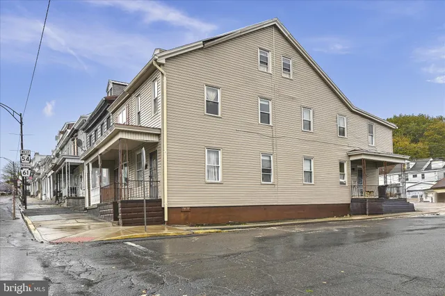 a view of a house with swimming pool in front of it