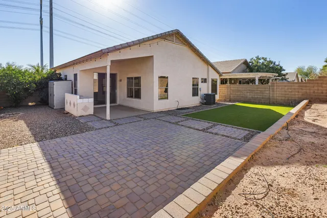 a view of back yard of the house