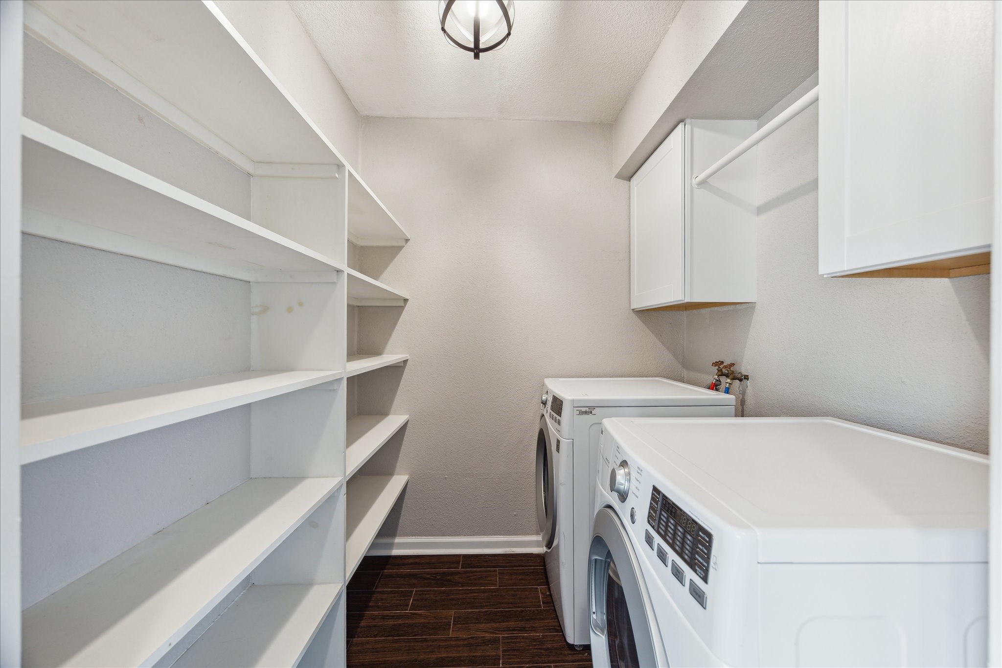 1428 Silverpines Road, Unit 428 Houston, TX 77062 - Photo 9 of 19 Laundry room/pantry