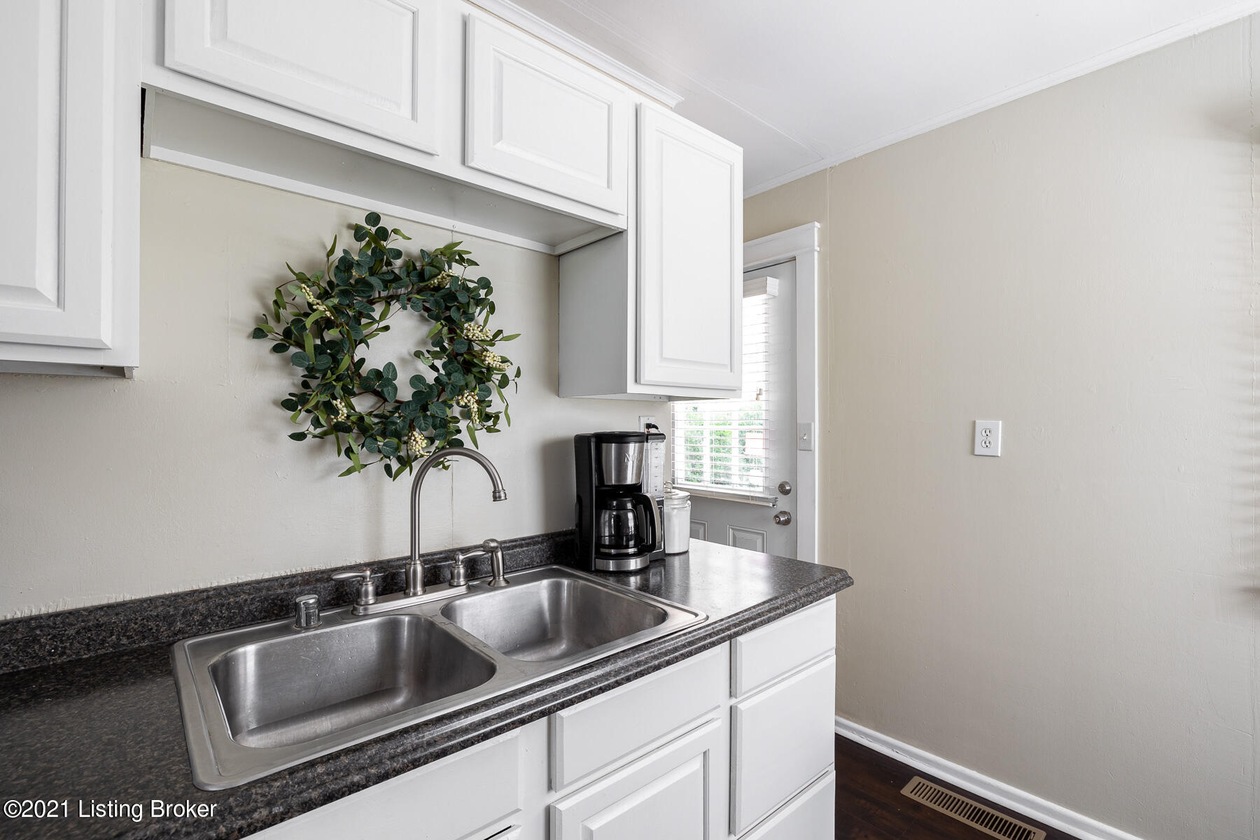 9300 Hunter Road Louisville, KY 40242 - Photo 12 of 26 Sink