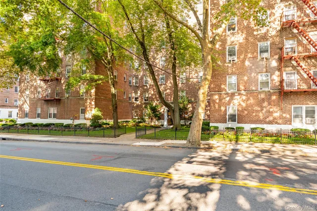 a view of a fountain in front of a building