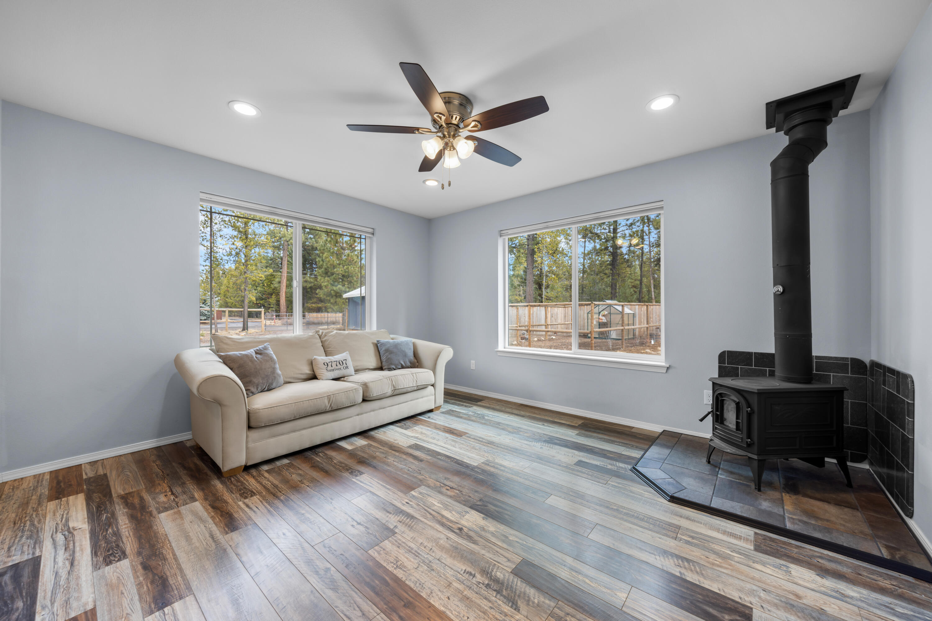 17271 Downey Road Bend, OR 97707 - Photo 8 of 34 Living