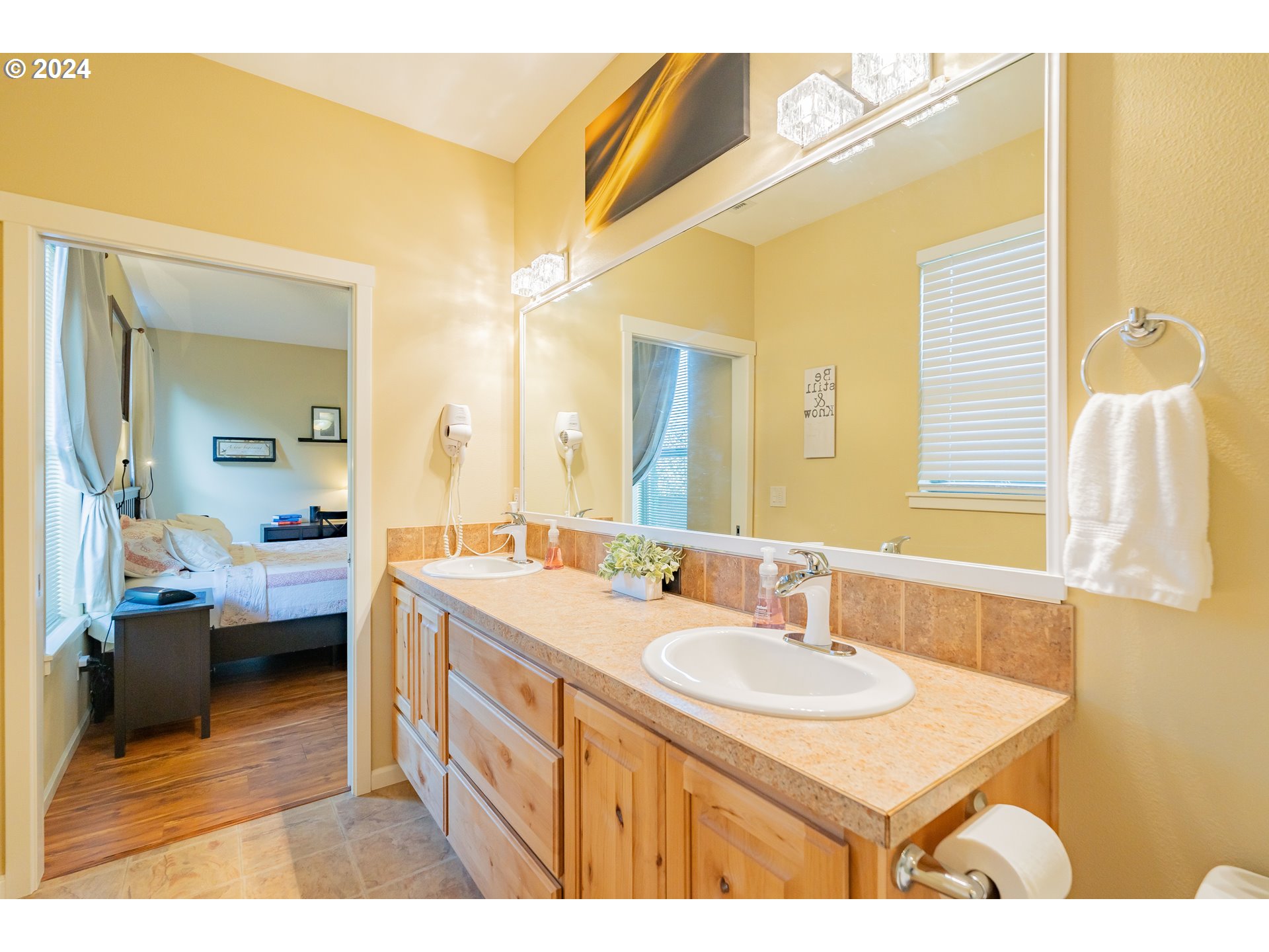 331 North 35th Avenue Ridgefield, WA 98642 - Photo 21 of 39 a en suite bathroom with sink and mirror