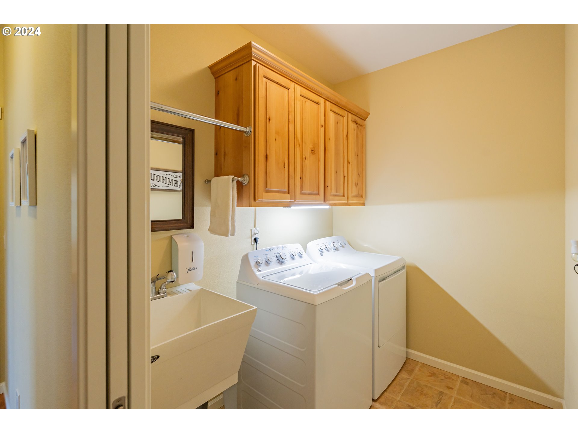 331 North 35th Avenue Ridgefield, WA 98642 - Photo 26 of 39 a utility room with a sink