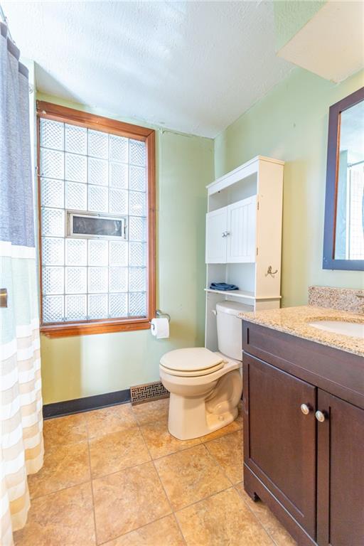 70 South 11th Street Pittsburgh, PA 15203 - Photo 21 of 31 a bathroom with a bathtub toilet and sink