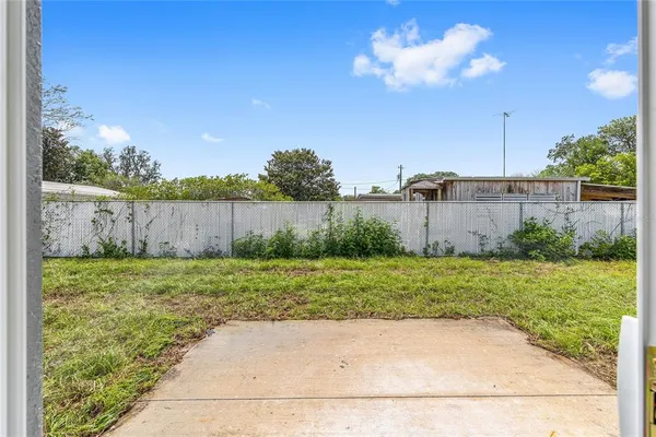 a view of a backyard