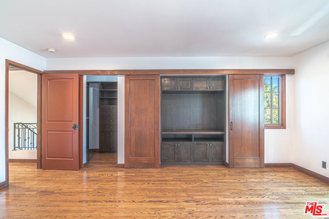 2504 Ocean Avenue Venice, CA 90291 - Photo 16 of 26 an empty room with cabinet and mirrors