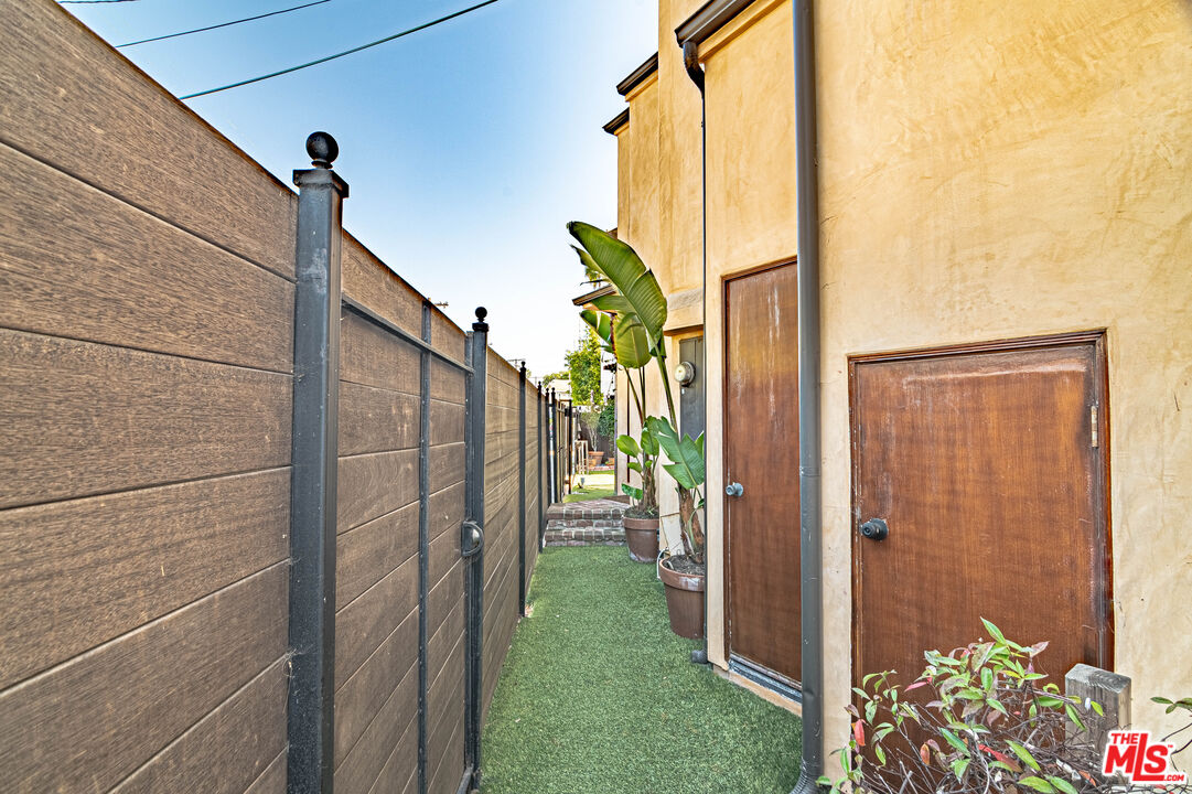 2504 Ocean Avenue Venice, CA 90291 - Photo 24 of 26