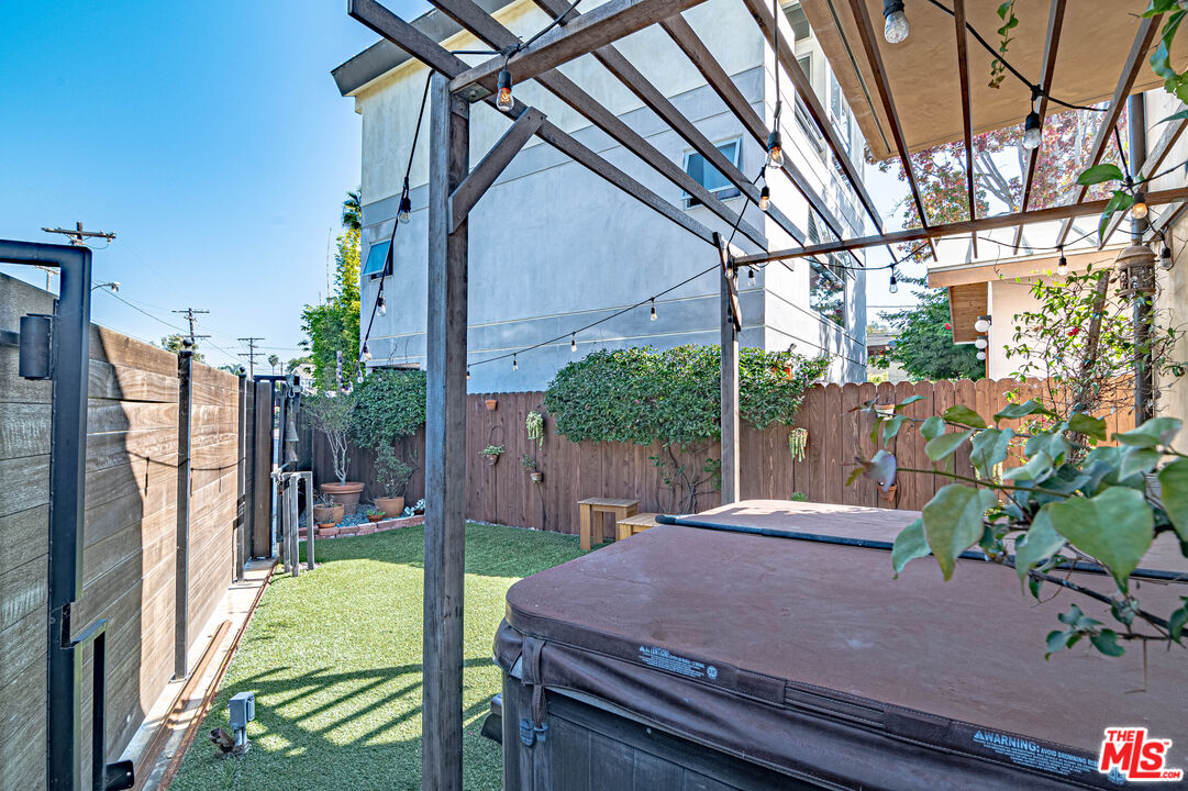 2504 Ocean Avenue Venice, CA 90291 - Photo 25 of 26 a view of a backyard with a garden and plants