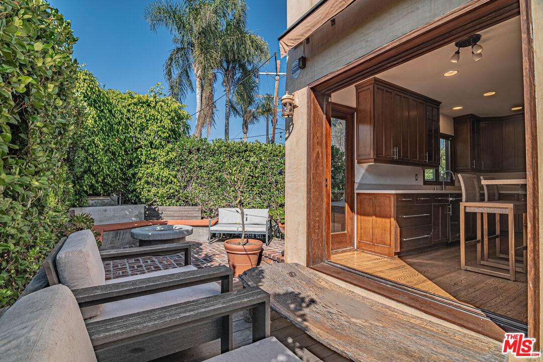 2504 Ocean Avenue Venice, CA 90291 - Photo 4 of 26 a outdoor living space with furniture