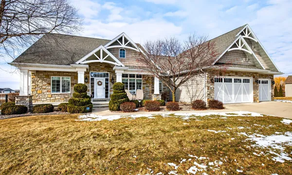 $869,900 | 5667 North Summerland Drive, Appleton, WI 54913
