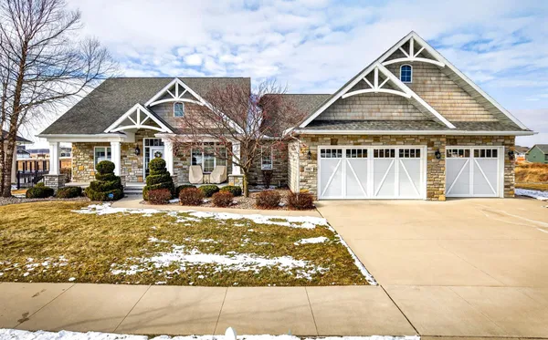$869,900 | 5667 North Summerland Drive, Appleton, WI 54913