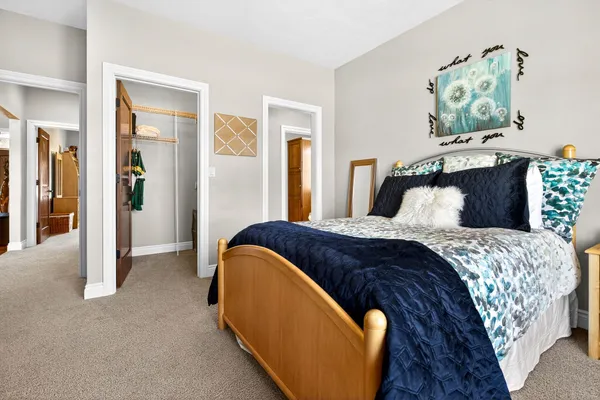 $869,900 | 5667 North Summerland Drive, Appleton, WI 54913