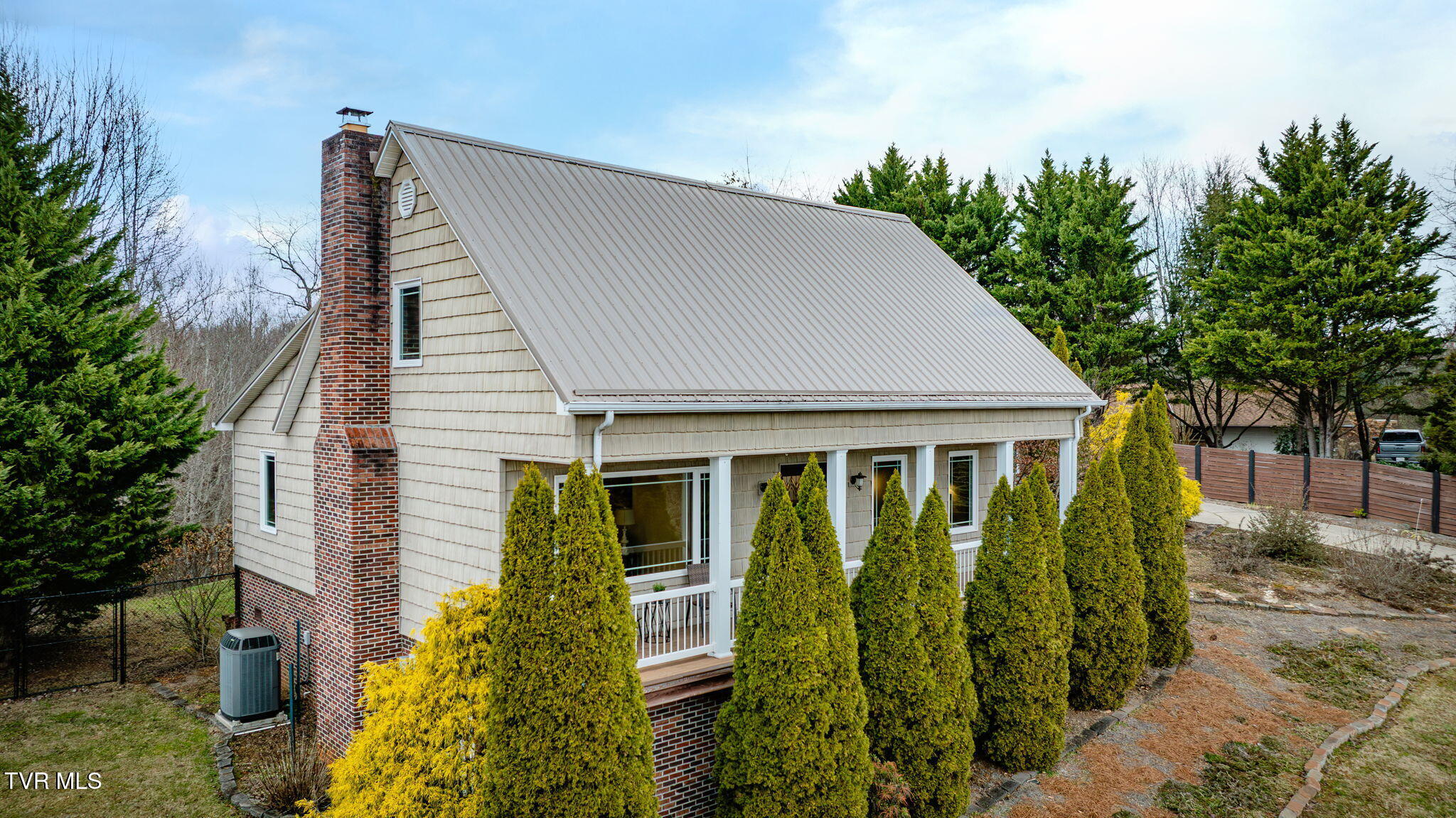 355 Huckleberry Road Bluff City, TN 37618 - Photo 3 of 50 002