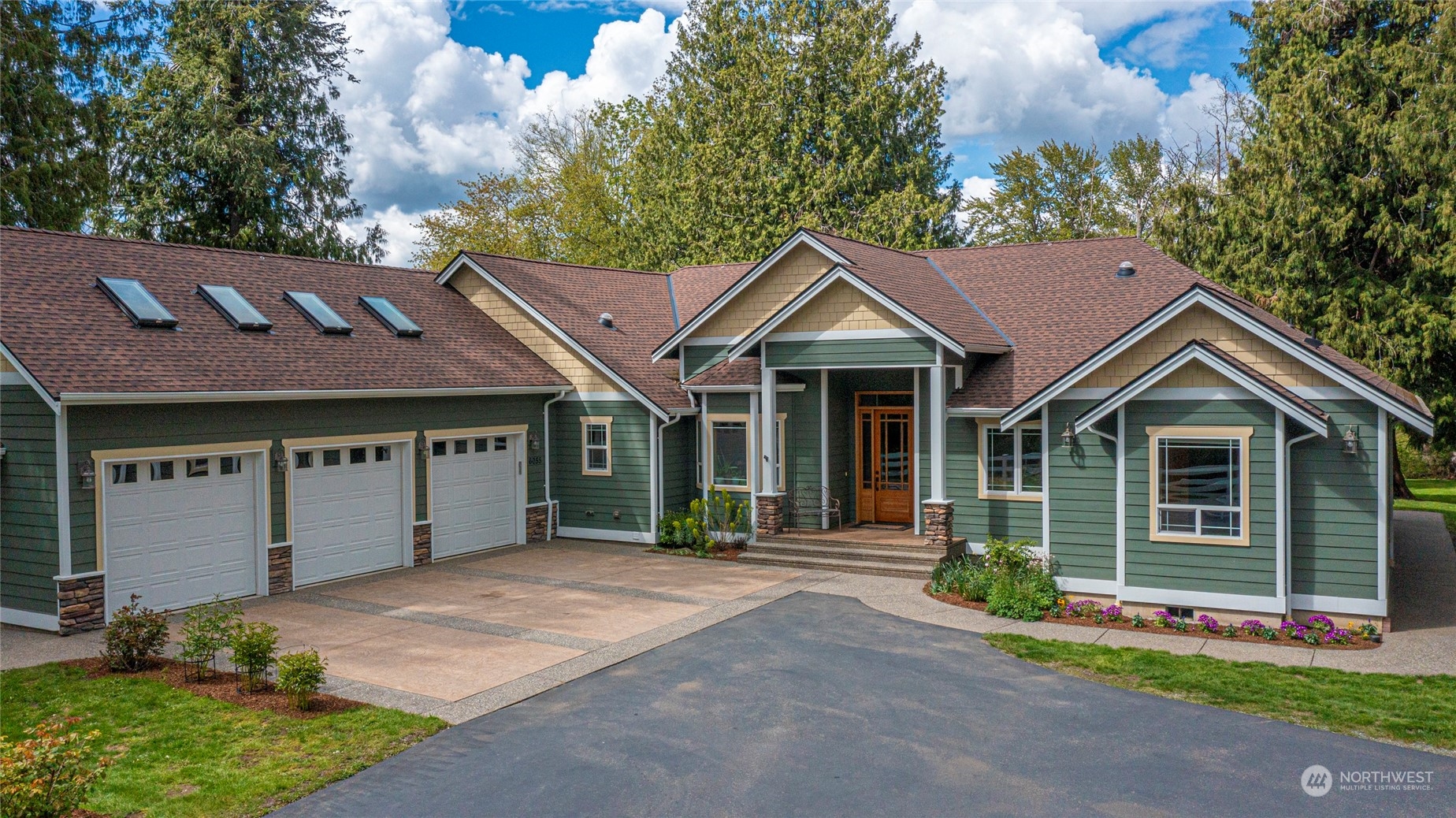 6055 East Hemmi Road Bellingham, WA 98226 - Photo 2 of 40 a front view of a house with a yard