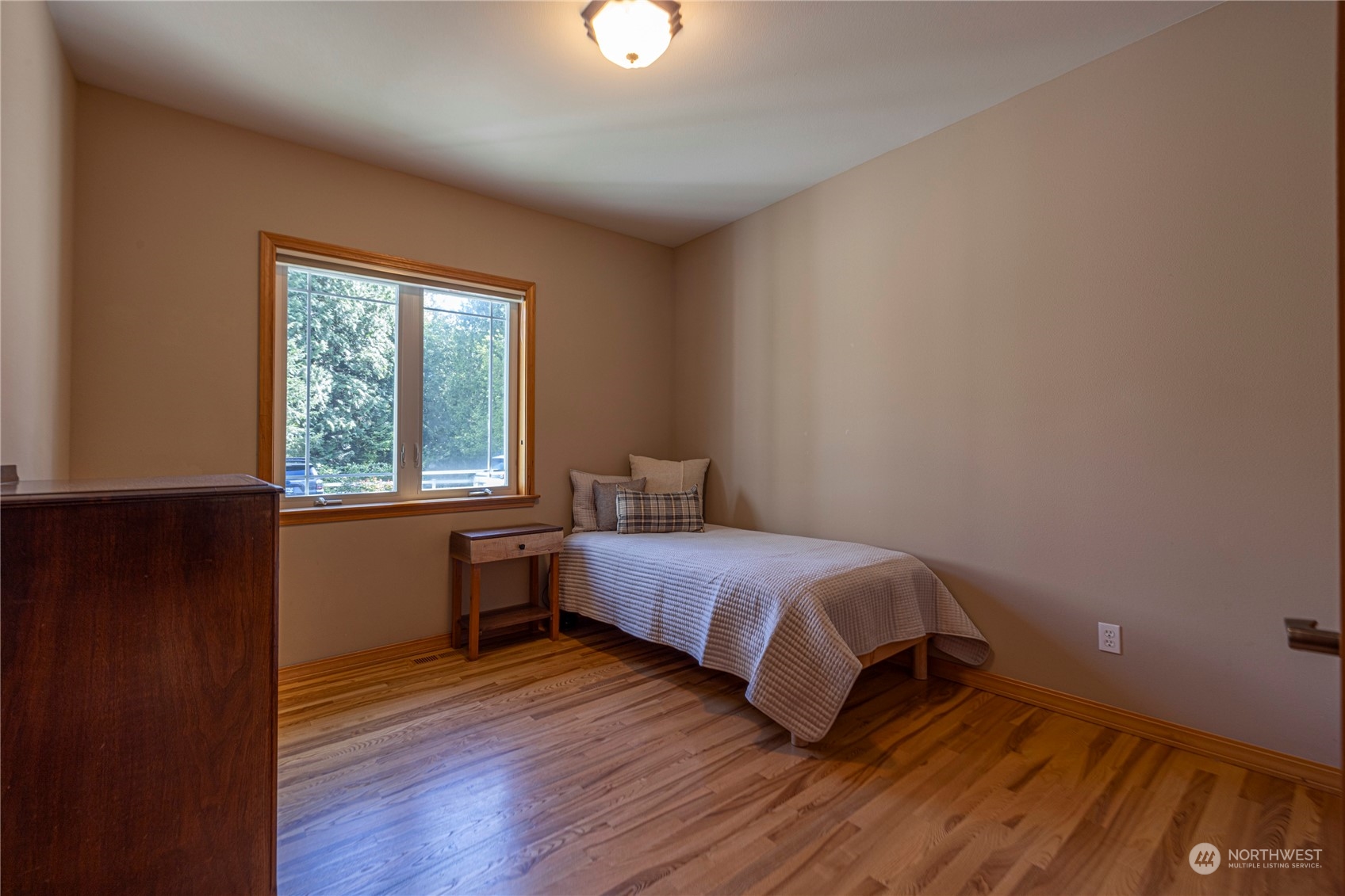 6055 East Hemmi Road Bellingham, WA 98226 - Photo 22 of 40 a room with a bed and a window