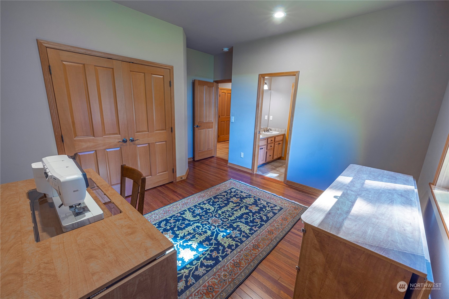 6055 East Hemmi Road Bellingham, WA 98226 - Photo 28 of 40 a living room with furniture and a rug