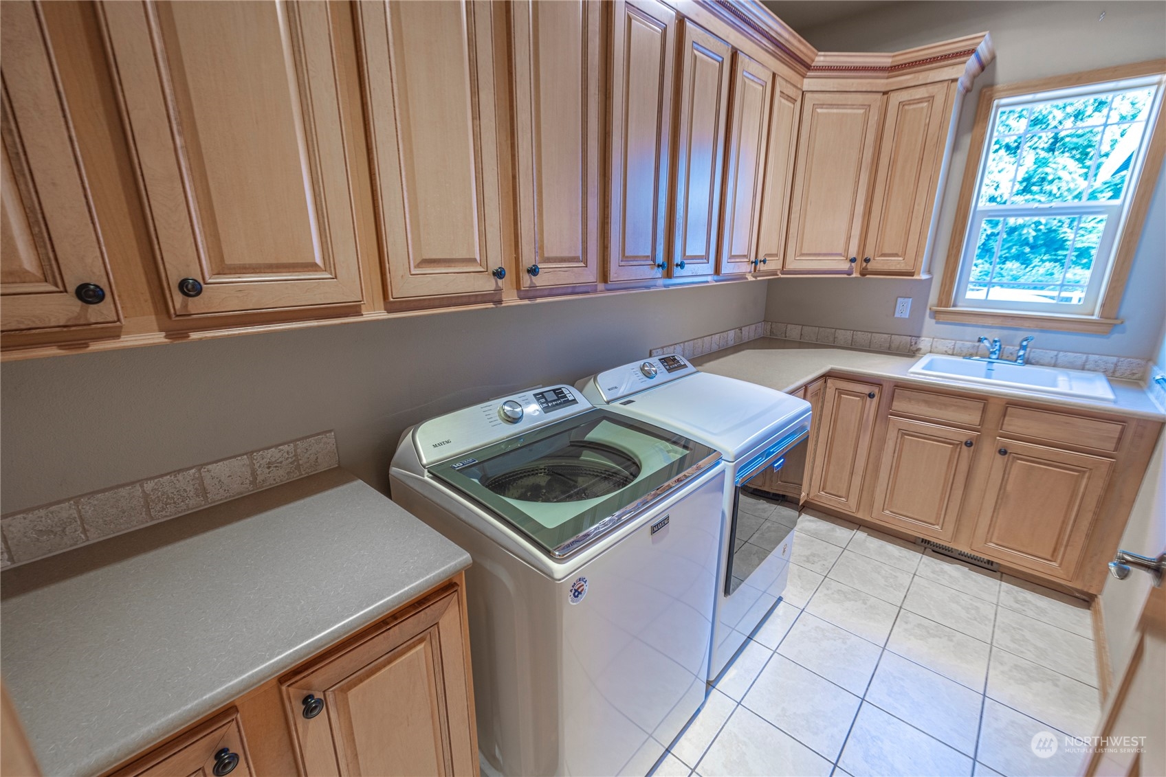 6055 East Hemmi Road Bellingham, WA 98226 - Photo 30 of 40 a kitchen with a sink stove and cabinets