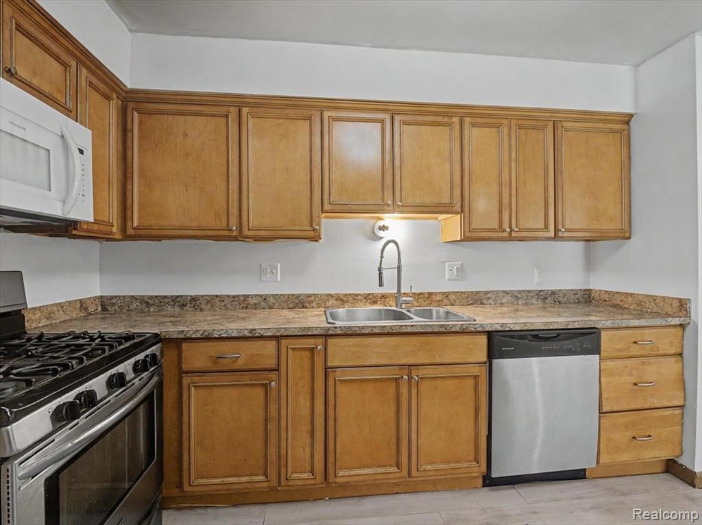 41957 Utica Road Sterling Heights, MI 48313 - Photo 15 of 43