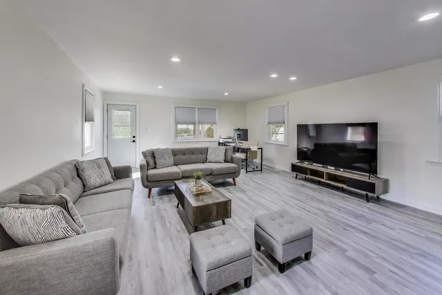 $340,000 | 110 Cedar Circle, Streamwood, IL 60107