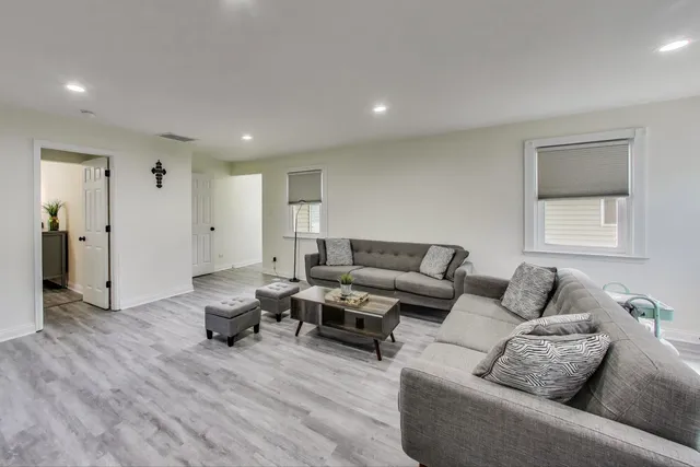 $340,000 | 110 Cedar Circle, Streamwood, IL 60107