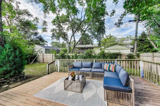 $340,000 | 110 Cedar Circle, Streamwood, IL 60107