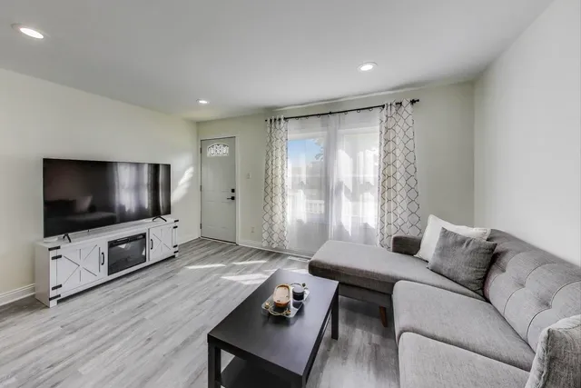 $340,000 | 110 Cedar Circle, Streamwood, IL 60107