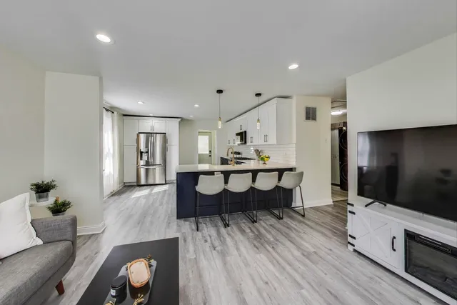 $340,000 | 110 Cedar Circle, Streamwood, IL 60107